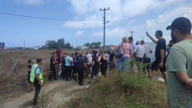 Kamyonet ile otomobil çarpıştı! Sürücü camdan fırladı